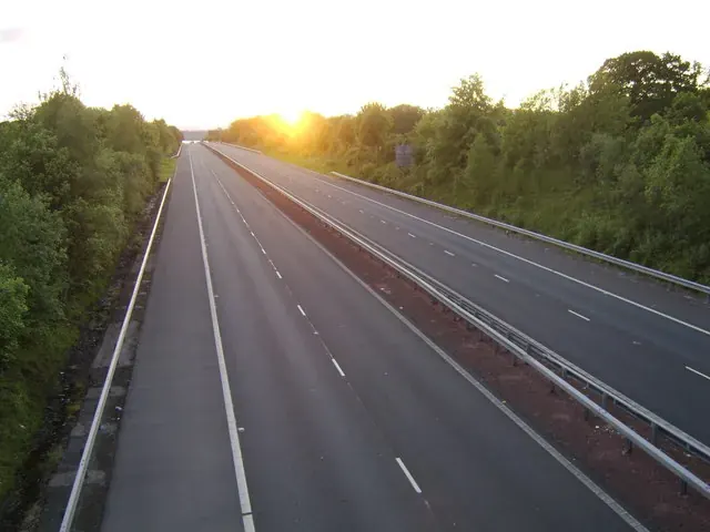 Autopista al atardecer