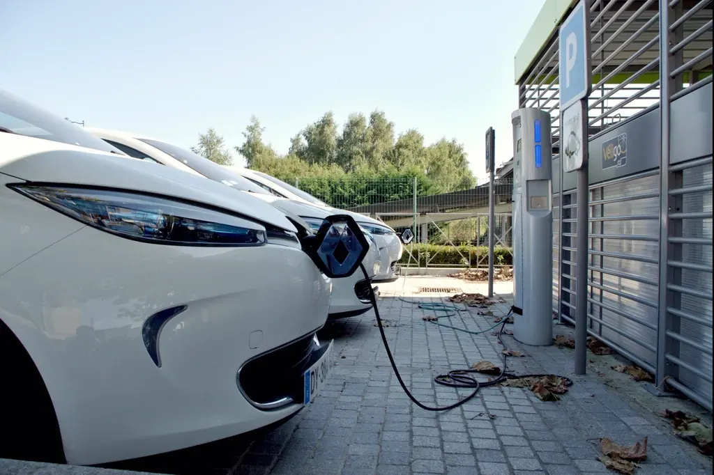 Coche eléctrico en carga